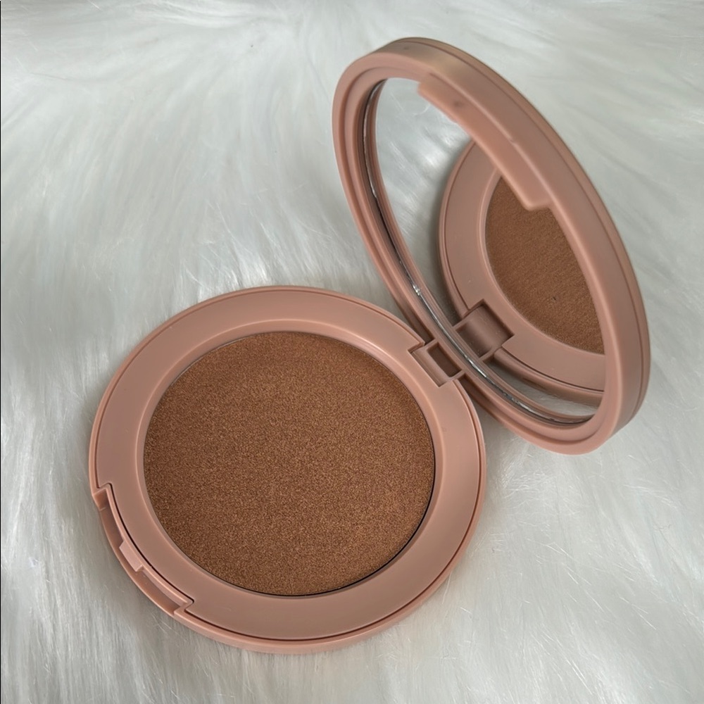 ILIA Sunshift Weightless Silky Cream Bronzer with 12-hour Wear Rise